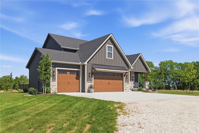 20143 Tonganoxie Drive, Tonganoxie, KS 66086
