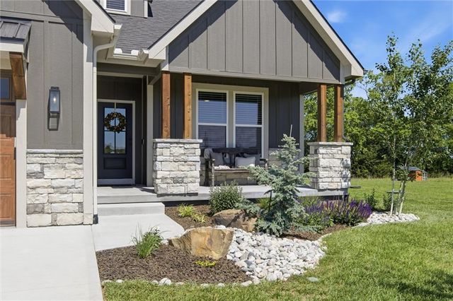 20143 Tonganoxie Drive, Tonganoxie, KS 66086