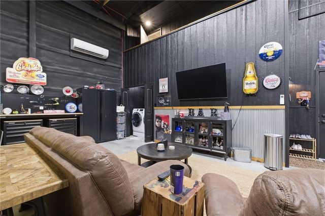 20143 Tonganoxie Drive, Tonganoxie, KS 66086