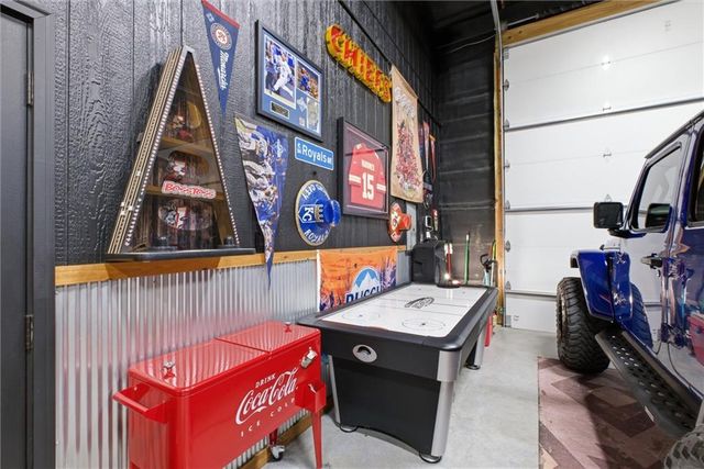 20143 Tonganoxie Drive, Tonganoxie, KS 66086