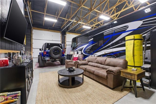20143 Tonganoxie Drive, Tonganoxie, KS 66086