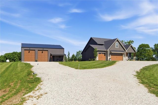 20143 Tonganoxie Drive, Tonganoxie, KS 66086