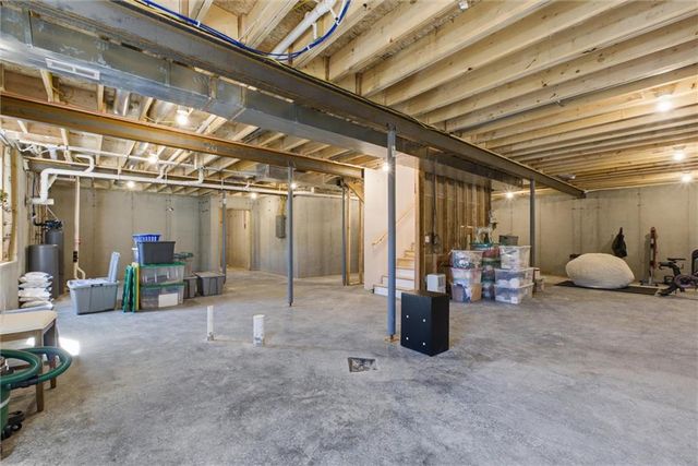 20143 Tonganoxie Drive, Tonganoxie, KS 66086