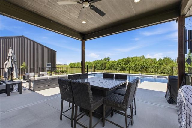 20143 Tonganoxie Drive, Tonganoxie, KS 66086