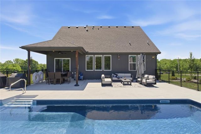 20143 Tonganoxie Drive, Tonganoxie, KS 66086