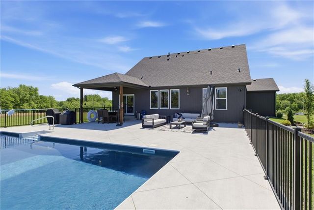 20143 Tonganoxie Drive, Tonganoxie, KS 66086