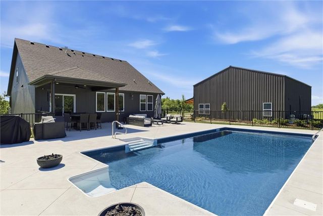 20143 Tonganoxie Drive, Tonganoxie, KS 66086
