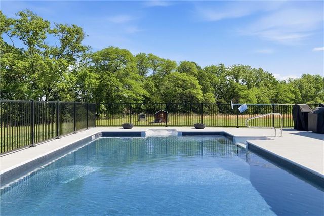 20143 Tonganoxie Drive, Tonganoxie, KS 66086