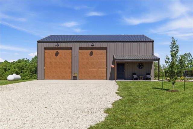 20143 Tonganoxie Drive, Tonganoxie, KS 66086