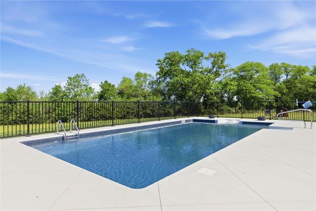 20143 Tonganoxie Drive, Tonganoxie, KS 66086