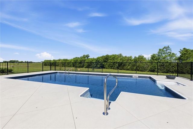 20143 Tonganoxie Drive, Tonganoxie, KS 66086