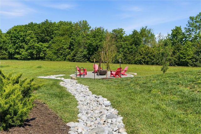20143 Tonganoxie Drive, Tonganoxie, KS 66086