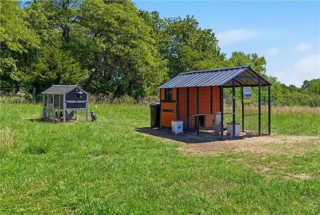 20143 Tonganoxie Drive, Tonganoxie, KS 66086