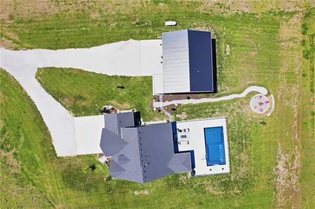 20143 Tonganoxie Drive, Tonganoxie, KS 66086