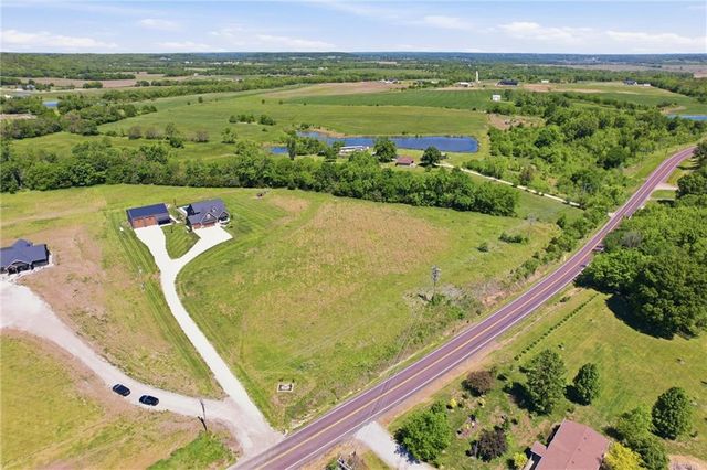 20143 Tonganoxie Drive, Tonganoxie, KS 66086