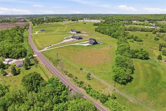 20143 Tonganoxie Drive, Tonganoxie, KS 66086