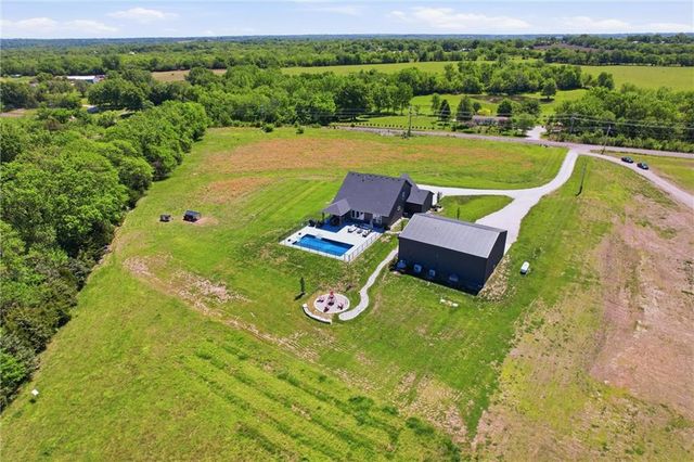 20143 Tonganoxie Drive, Tonganoxie, KS 66086