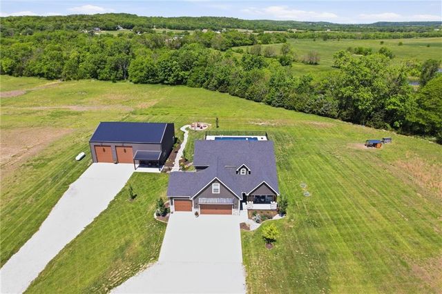 20143 Tonganoxie Drive, Tonganoxie, KS 66086