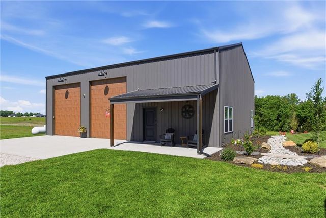 20143 Tonganoxie Drive, Tonganoxie, KS 66086