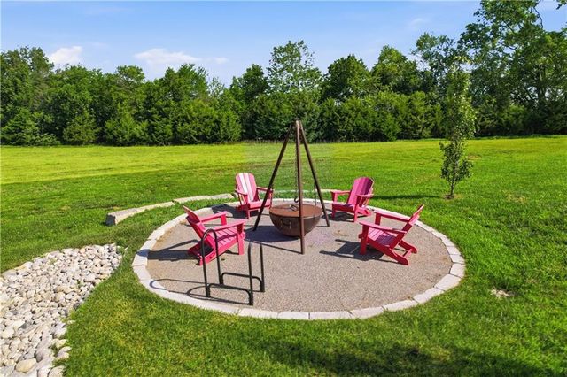 20143 Tonganoxie Drive, Tonganoxie, KS 66086