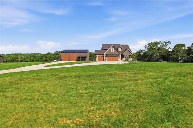 20143 Tonganoxie Drive, Tonganoxie, KS 66086