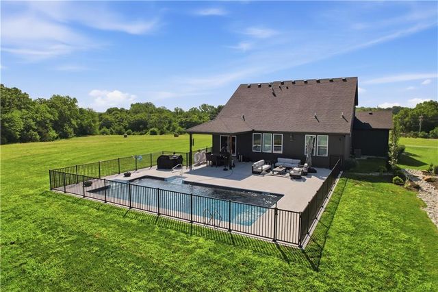 20143 Tonganoxie Drive, Tonganoxie, KS 66086