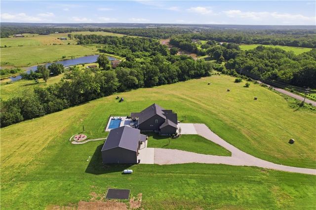 20143 Tonganoxie Drive, Tonganoxie, KS 66086