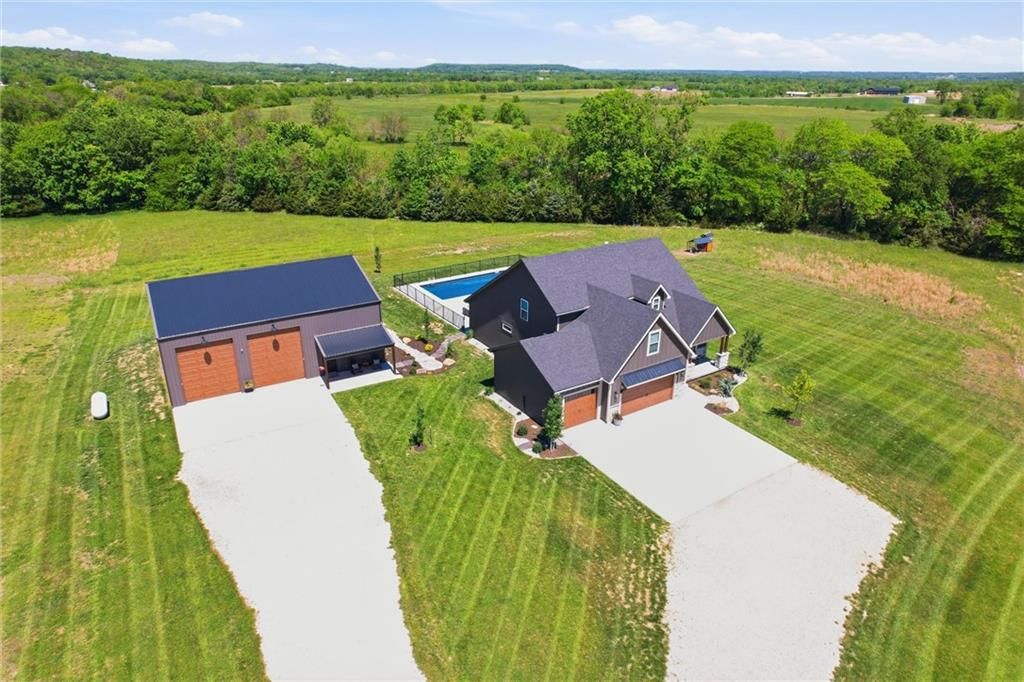 20143 Tonganoxie Drive, Tonganoxie, KS 66086