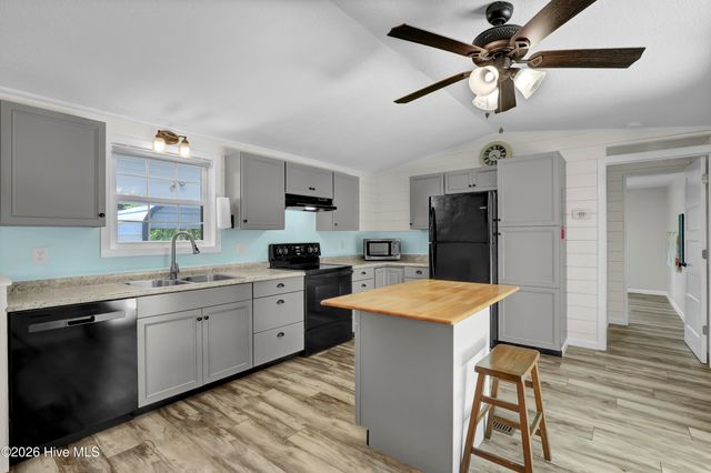 714 Cedar Avenue, Hampstead, NC 28443