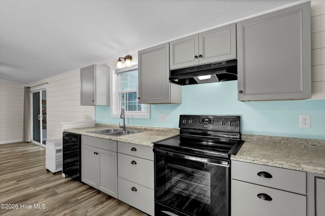 714 Cedar Avenue, Hampstead, NC 28443