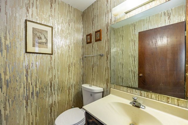 62 E Fox Hill Drive, Buffalo Grove, IL 60089