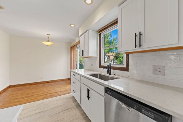 62 E Fox Hill Drive, Buffalo Grove, IL 60089