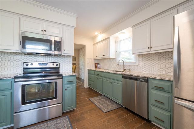 6807 NW Birch Lane, Kansas City, MO 64151