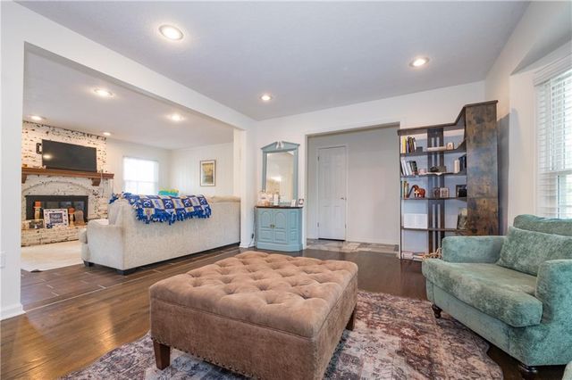 6807 NW Birch Lane, Kansas City, MO 64151