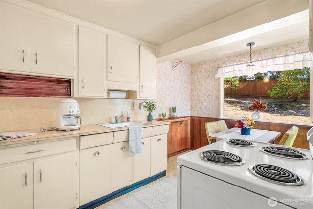 15326 Stone Ave N, Shoreline, WA 98133