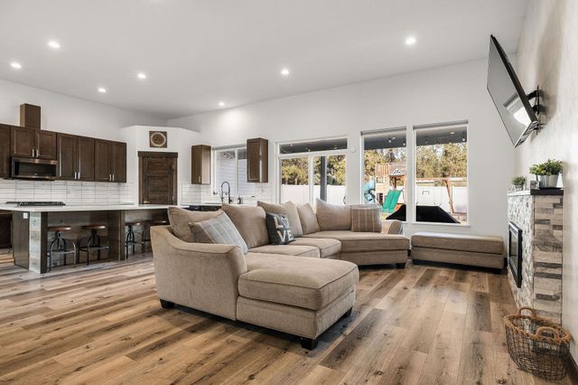 3519 E Chattaroy Rd, Chattaroy, WA 99003