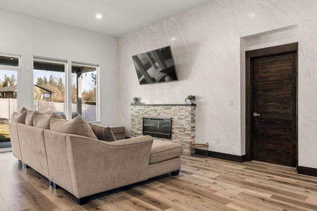 3519 E Chattaroy Rd, Chattaroy, WA 99003