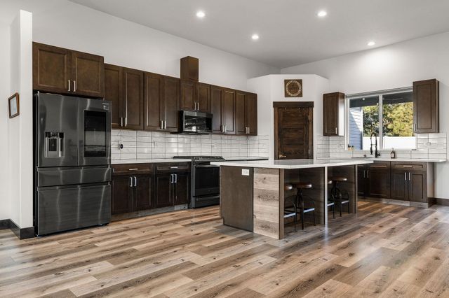 3519 E Chattaroy Rd, Chattaroy, WA 99003