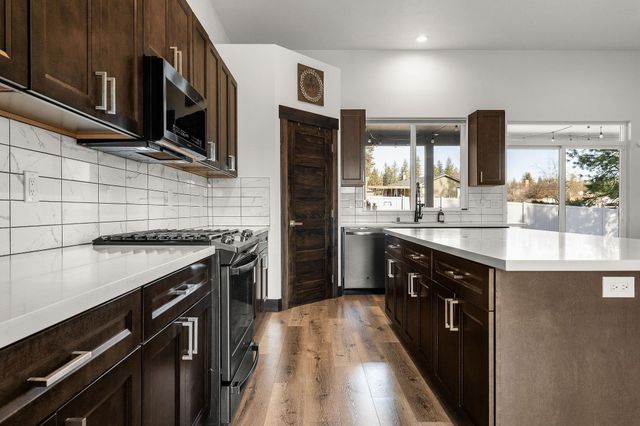 3519 E Chattaroy Rd, Chattaroy, WA 99003