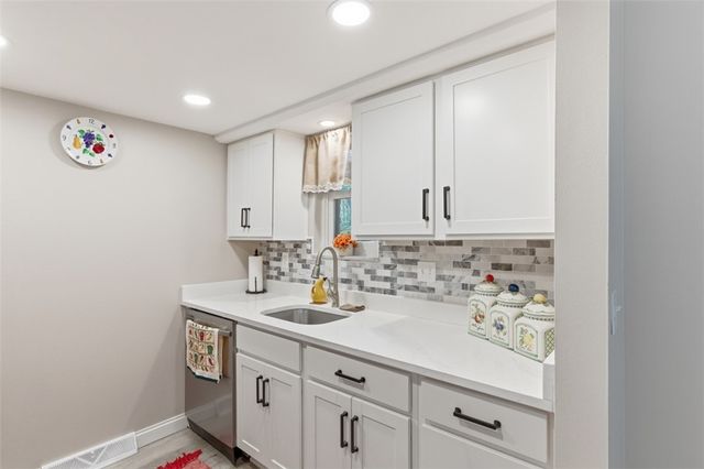 201 Woodbridge Dr, Ross Twp, PA 15237