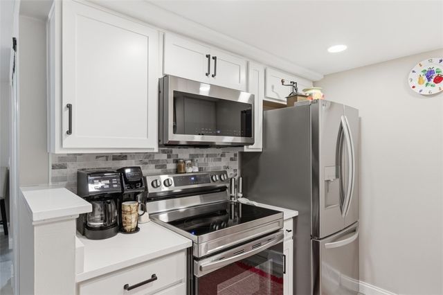 201 Woodbridge Dr, Ross Twp, PA 15237