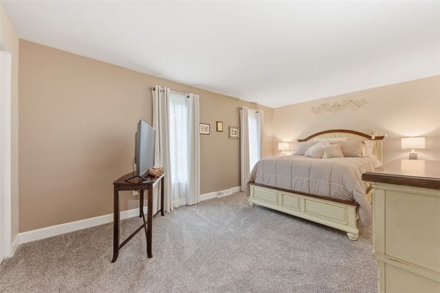 201 Woodbridge Dr, Ross Twp, PA 15237
