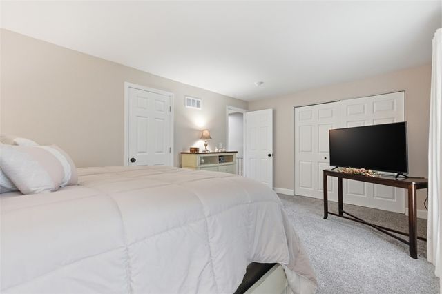 201 Woodbridge Dr, Ross Twp, PA 15237
