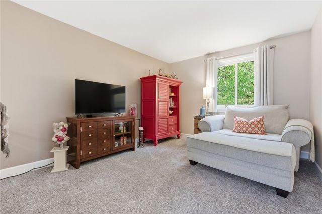 201 Woodbridge Dr, Ross Twp, PA 15237