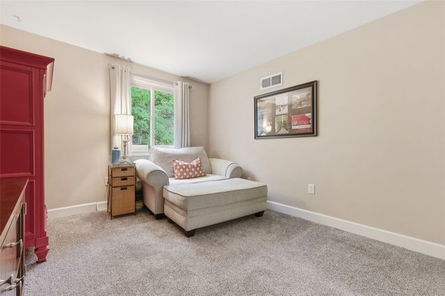 201 Woodbridge Dr, Ross Twp, PA 15237