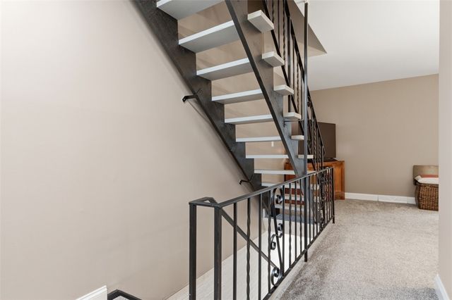 201 Woodbridge Dr, Ross Twp, PA 15237