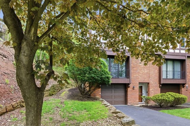 201 Woodbridge Dr, Ross Twp, PA 15237