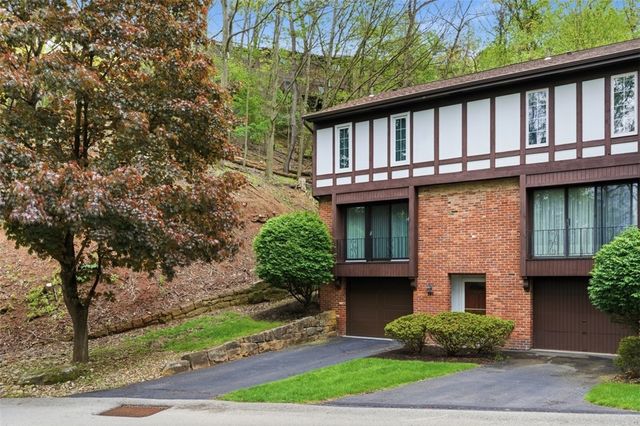 201 Woodbridge Dr, Ross Twp, PA 15237