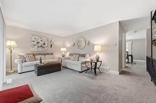 201 Woodbridge Dr, Ross Twp, PA 15237