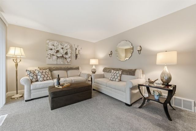 201 Woodbridge Dr, Ross Twp, PA 15237